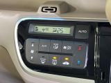 【オートエアコン】一度お好みの温度に設定すれば、車内の温度を検知し風量や温度を自動で調整。暑い&hellip;寒い&hellip;と何度もスイッチ操作をする必要はありません。快適な車内空間には必須の機能ですね♪