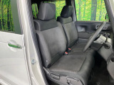 運転席まわりには十分なスペースがあり、大柄な方でもゆったり運転していただける環境です。