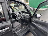 【運転席】座り心地が良いシートなので長時間の運転でも快適にお過ごしいただけます。新品のフロアマットのご注文も可能です。掲載箇所以外にご希望の写真がございましたらお気軽にお問い合わせ下さい。