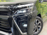 【LEDヘッドライト】悪天候や夜間走行時も良好な視界を確保し安心して運転できる高輝度LEDヘッドライトを装備!点灯速度が早く、消費電力も抑えられています。