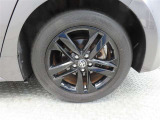 車両のデザインにマッチした純正アルミホイールを装着しています。