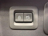 【パワーバックドア】スマートキーや運転席のボタンを押すだけでリアゲートが自動で開閉します!荷物を持っている時や、高い位置にあるバックドアを閉める際に便利な機能です♪
