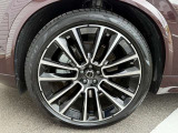 7ダブルスポーク9.0J&times;22インチダイヤモンドカット/ブラック 275/35R22サイズのピレリを装着。