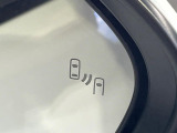 【ブラインドスポットモニター】走行中、ドアミラーの死角になりやすい箇所に後続車が接近するとサイドミラーのレンズに警告を表示!ドライバーに注意喚起をしてくれます。