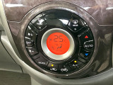 【オートエアコン】一度お好みの温度に設定すれば、車内の温度を検知し風量や温度を自動で調整。暑い&hellip;寒い&hellip;と何度もスイッチ操作をする必要はありません。快適な車内空間には必須の機能ですね♪