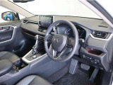 落ち着いた色合いで統一された室内。居心地の良い運転席がロングドライブをサポート。