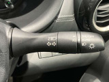 車外の明るさに応じでライトを点灯、消灯してくれるオートライト機能です☆お天気の良い昼間のトンネル走行などオートにしてると便利で安心です☆エンジン停止時にライトの消し忘れも無くなります☆
