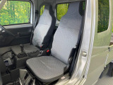 運転席まわりには十分なスペースがあり、大柄な方でもゆったり運転していただける環境です。