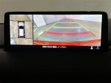 【パノラミックビューモニター】映像で、見づらい車両周辺の確認をアシスト。クルマを真上から見ているような映像を表示。 運転席から確認しにくい車両周囲の状況を把握。
