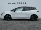 ボディカラーはピュアホワイトパール / ブラックの2トーンカラーです。内外装で気になる点は何でもお聞き下さい。丁寧にお答え致します!お気軽にご相談下さい