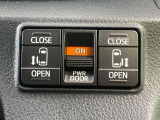 【両側パワースライドドア】スマートキーや運転席のスイッチで後席両側スライドドアの開閉が可能♪電動だから力を入れてドアを開ける必要が無く、小さなお子様でも簡単に開け閉めでき快適です♪