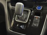 【シフトレバー】近年のハイブリッド車特有のスマートなシフトレバー。身近に触れるポイントですが、先進的で近未来のような印象を受けますね。
