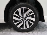 アルミホイールを装備、タイヤサイズは165/65R14です。
