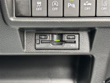 【ETC】有料道路を利用する際に料金所で停止することなく通過できる、ETC車載器(ノンストップ自動料金収受システム機器)が装備されています。セットアップを行うことで利用可能になります。
