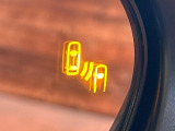 【ブラインドスポットモニター】走行中、ドアミラーの死角になりやすい箇所に後続車が接近するとサイドミラーのレンズに警告を表示!ドライバーに注意喚起をしてくれます。