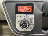 【オートエアコン】一度お好みの温度に設定すれば、車内の温度を検知し風量や温度を自動で調整。暑い&hellip;寒い&hellip;と何度もスイッチ操作をする必要はありません。快適な車内空間には必須の機能ですね♪