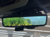 【スマートリヤビューミラー】後席の大きな荷物や同乗者で後方が確認しづらい時でも安心!カメラが撮影した車両後方の映像をルームミラー内に表示。クリアな視界で状況の確認が可能です!
