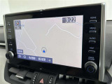 純正ナビを装備。タッチパネル式で使いやすく、お出かけもラクラクです。