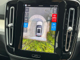【360&deg;ビューカメラ】4台の高解像度カメラで360度の鳥瞰図を表示。隣の車や壁、死角にある障害物などを画面で確認できるため、狭いスペースでの駐車・出入りも安心です。