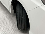 タイヤサイズは205/60R16!残り溝は6ミリ程度です!スペアタイヤがついていて、不測の事態が起きても安心です!