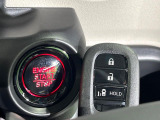 【Hondaスマートキー】カバンやポケットに入れたままでもドアの施錠・解錠が可能なスマートキーを装備。エンジンのオン・オフ時もカギを取り出す必要が無いからとっても便利です♪