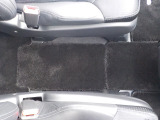 運転席と助手席の間が」あいているので、車内ウォークスルー可能