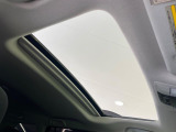 【サンルーフ】開放感たっぷりの希少装備、サンルーフが装着されています!車内に明かりを取り入れたり景色を楽しむ以外にも、車内の空気も簡単に換気できて快適です!