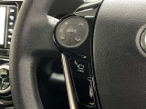 ステアリングスイッチ付き。前方から目を離すことなく操作することが可能です。