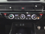 オートエアコンは左右席で独立温度コントロールが可能です。運転席はキンキンに冷やして助手席はマイルドにと言った設定が可能です。暑さ寒さでケンカすることもなくなりますね。