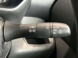 車外の明るさに応じでライトを点灯、消灯してくれるオートライト機能です☆お天気の良い昼間のトンネル走行などオートにしてると便利で安心です☆エンジン停止時にライトの消し忘れも無くなります☆