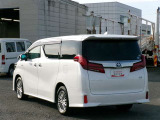 明るく広々、落ち着いた店内では、中古車のご検討・ご購入のほか、携帯電話(au)の購入等、様々なご相談に幅広く応えていきます♪