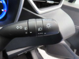 スイッチをオートに設定しておけば、車外の明るさに応じて自動的にヘッドランプを点灯・消灯します。夕暮れ時やトンネルの続く山道などを走行する時に便利なコンライトを装備しています。