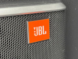 【JBLサウンドシステム】メーカーオプションの高品位サウンドシステムを搭載。専用のチューニングが施された大小様々なスピーカーから良質なサウンドが奏でられ、臨場感あふれる音響空間を演出します。