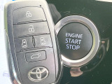 【パワーバックドア】スマートキーや運転席のボタンを押すだけでリアゲートが自動で開閉します!荷物を持っている時や、高い位置にあるバックドアを閉める際に便利な機能です♪