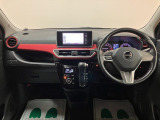 ダッシュボードがフラットになっているので前が見やすく、運転しやすいですよ