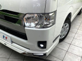 【LEDヘッドライト】悪天候や夜間走行時も良好な視界を確保し安心して運転できる高輝度LEDヘッドライトを装備!点灯速度が早く、消費電力も抑えられています。