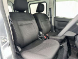 高いホールド性で運転姿勢が安定します。長距離ドライブでも疲れにくいのが魅力です。快適なドライビングライフをお送りください♪