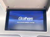 【後席モニター】家族や友人とお出かけする機会が多い方に大人気の後席モニターを装備!見やすい位置に画面がありテレビやDVDの視聴も快適!友達もお子様も、後席にしか乗らなくなるかも??