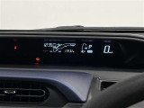 センターメーターは視点移動が少なく、長時間の運転でも疲れにくいそうです!スピードメーターは大きくて見やすいデジタル表示!