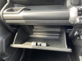 【グローブボックス】大容量のグローブボックスです!!車検証ケース他、日頃使う小物類の収納スペースもたくさんあります!
