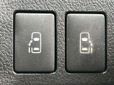【両側パワースライドドア】スマートキーや運転席のスイッチで後席両側スライドドアの開閉が可能♪電動だから力を入れてドアを開ける必要が無く、小さなお子様でも簡単に開け閉めでき快適です♪