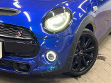 ●LEDヘッドライト:夜間走行時も良好な視界を確保し安心して運転できる高輝度LEDヘッドライトを装備!点灯速度が早く、消費電力も抑えられています。