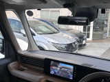 ディーラーオプション『前+車室内ドライブレコーダー』装備。表示はナビのモニター画面で行います。