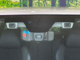 【アイサイトVer2】前方の車両等を検知し、衝突しそうな時は警報で注意を促し、ブレーキを踏む力をサポート。ブレーキを踏めなかった場合は衝突被害軽減ブレーキが作動、衝突回避をサポートします。
