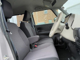 アームレスト付きの運転席は