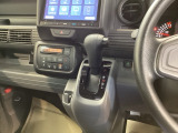 運転席周辺のスマートなレイアウトが、操作のしやすさを実現。快適なドライブをサポートします。