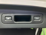 【パワーバックドア】スマートキーや運転席のボタンを押すだけでリアゲートが自動で開閉します!荷物を持っている時や、高い位置にあるバックドアを閉める際に便利な機能です♪