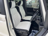 運転席まわりには十分なスペースがあり、大柄な方でもゆったり運転していただける環境です。