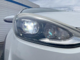 【LEDヘッドライト】悪天候や夜間走行時も良好な視界を確保し安心して運転できる高輝度LEDヘッドライトを装備!点灯速度が早く、消費電力も抑えられています。