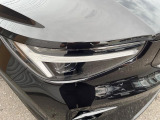 【LEDヘッドライト】ハイビームを先行車や対向車にあてず、その両サイドではハイビーム照射を維持。見える範囲が段違いに広くなりました。北欧神話に登場するトールハンマーをモチーフにデザイン。